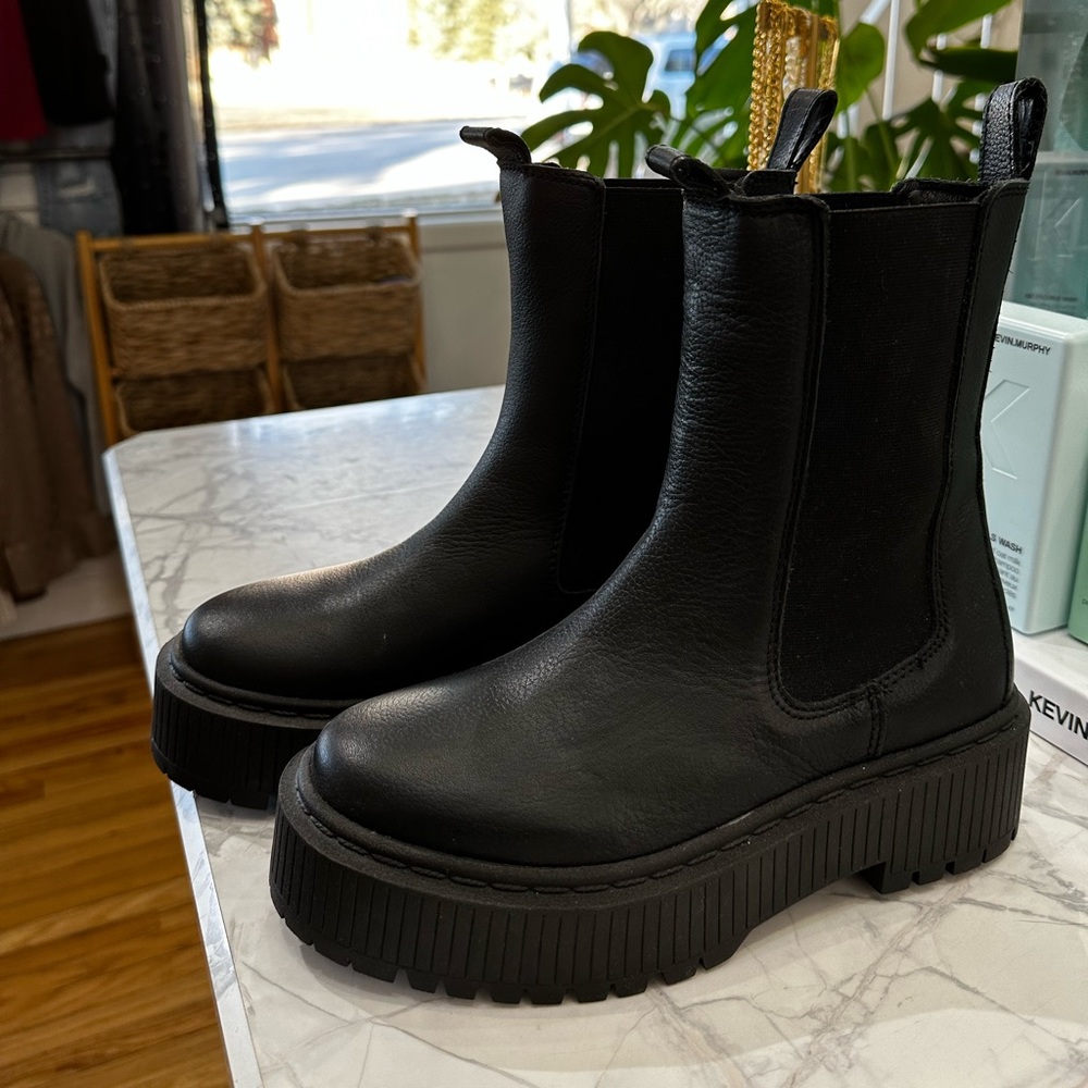 Roolee Biena Ankle Boot Size 5 NEW never worn